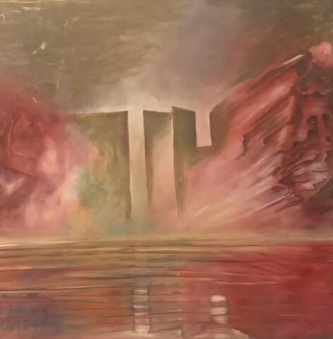 Tajemniczy pejzaż w odcieniach brązu i mahoniu z delikatną białą mgłą, ukazujący wąskie, wysokie przejście w oddali, widziane z poziomu wody.