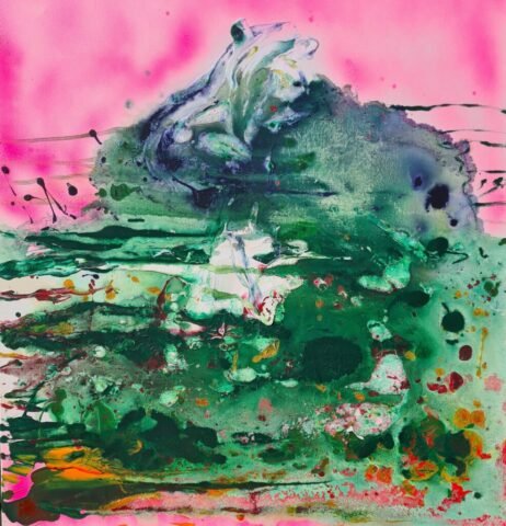 Różowawo-pastelowe tło z zielonymi smugami i ciemnymi kropkami, wśród których wyłania się coś jakby postać, tworząca organiczną, leśną kompozycję.