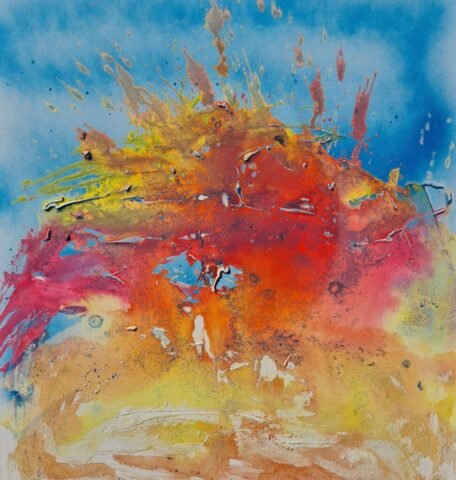 Abstrakcyjna kompozycja na niebieskawym tle, z warstwami bieli, pomarańczy, żółci i ekspresyjnym, zamaszystym akcentem czerwieni, pozostawiającym odpryski farby.