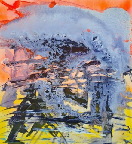 Abstrakcyjna kompozycja z pomarańczowo-żółtym tłem, na którym znajduje się błękitna plama, z której ekspresyjnie spływają czarne, mieszające się smugi.