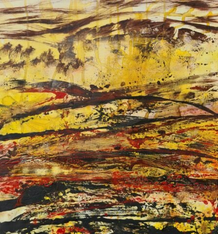 Abstrakcyjny obraz na żółtym tle, z bardzo szczegółowymi, kontrastowymi plamami czerwieni i czerni przypominającymi zaschniętą krew.