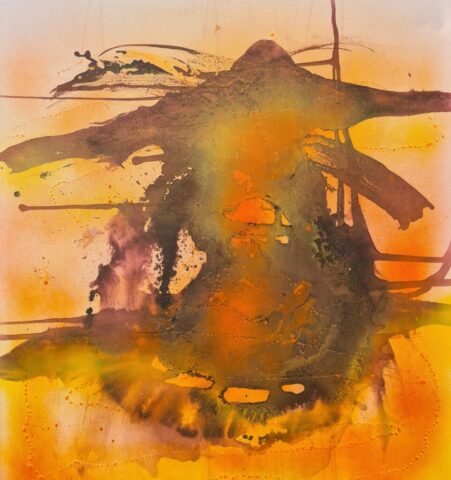 Abstrakcyjne dzieło w odcieniach pomarańczu z ciemną, centralną plamą, która rozlewa się smugami na boki, rozjaśnioną w środku jaśniejszym pomarańczem.