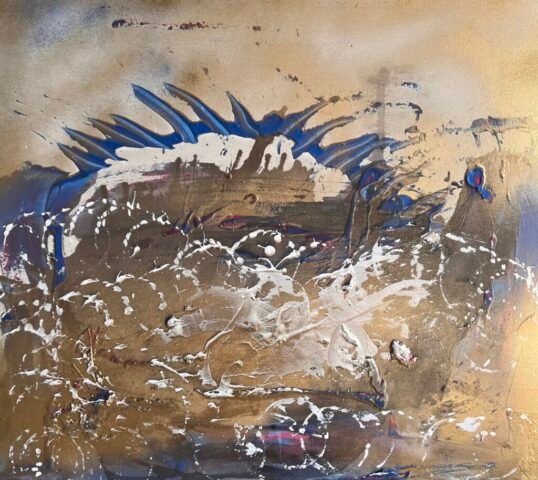 Abstrakcyjny obraz o dynamicznych pociągnięciach pędzla, łączący ziemiste tony, białe rozpryski oraz wyraziste niebieskie akcenty. Złote elementy, matowo połyskujące, nadają kompozycji blasku niczym nasza boska aura. Energetyczna kompozycja przekazuje poczucie ruchu i faktury.