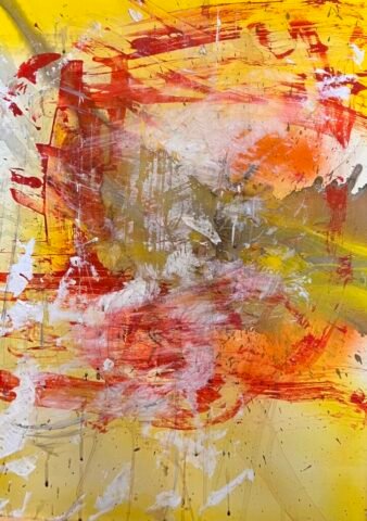 „Emocja” – abstrakcyjny obraz z energetycznymi pociągnięciami pędzla w odcieniach czerwieni, pomarańczy i bieli na jasnym, żółtym tle. Dynamiczna kompozycja wywołuje poczucie intensywności i ruchu.