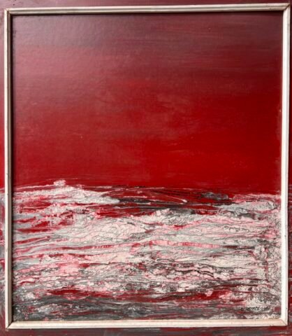 Obraz przedstawia ocean w odcieniach bieli, przypominający skorupową strukturę, pod gładkim, czerwonym niebem. Kompozycja emanuje spokojem, tajemniczością i subtelnym napięciem między wodą a niebem.