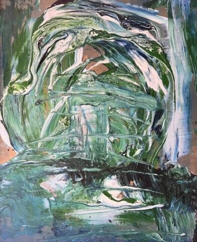 się niczym w kamieniu szlachetnym, tworząc smugi i mazy przypominające naturalne wzory minerału.