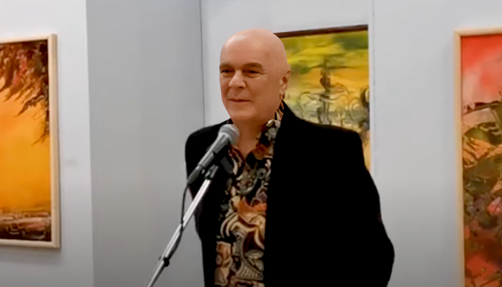 Zygmunt Jasnoch w trakcie przemowy podczas inauguracji jego wystawy obrazów.